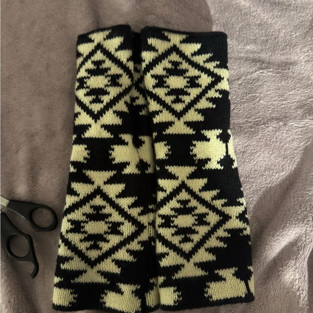 Lucky Brand Black and Cream Knit Fingerless Gloves - Picture 3 of 4